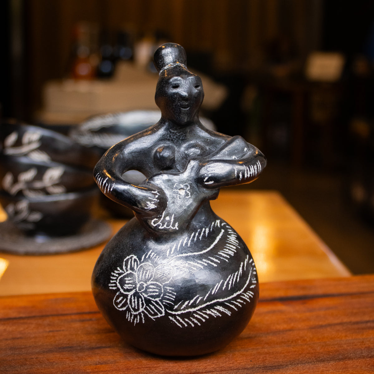 Mujer Guitarrera 18cm alto - 10cm ancho. Mujeres Alfareras Quinchamalí