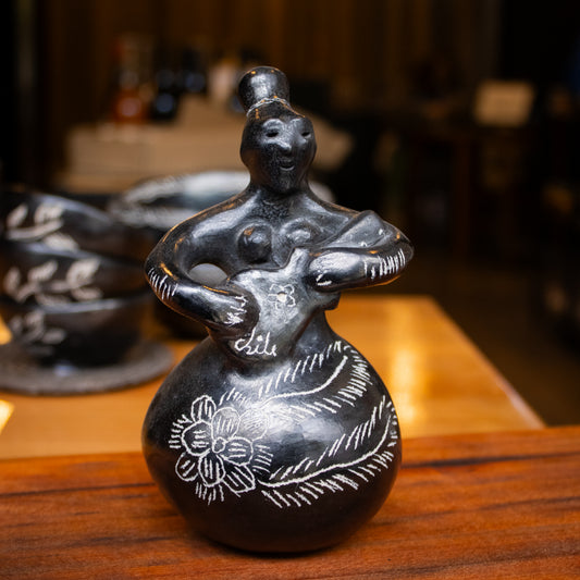 Mujer Guitarrera 18cm alto - 10cm ancho. Mujeres Alfareras Quinchamalí