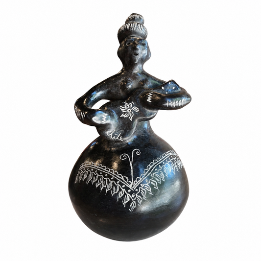 Mujer Guitarrera 27cm alto - 15cm ancho. Mujeres Alfareras Quinchamalí