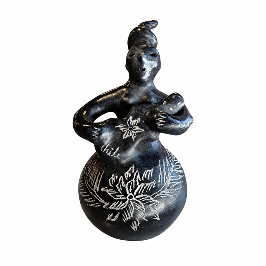 Mujer Guitarrera 18cm alto - 10cm ancho. Mujeres Alfareras Quinchamalí
