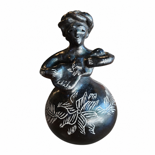 Mujer Guitarrera 18cm alto - 10cm ancho. Mujeres Alfareras Quinchamalí