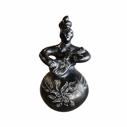 Mujer Guitarrera 14cm alto -  8cm ancho. Mujeres Alfareras Quinchamalí